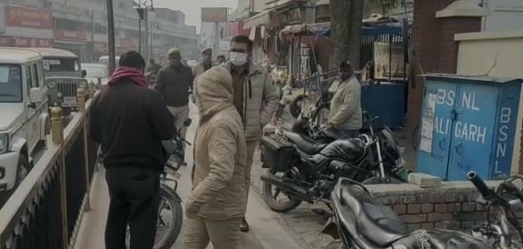 चलती बाइक पर फटा बैग तो सड़क पर बिखरे 9 लाख रुपये जाँच में जुटी पुलिस