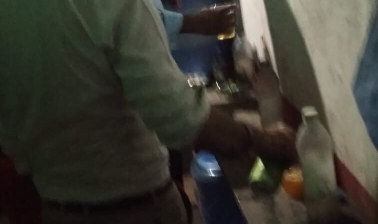 शराब ठेकों के सामने खुलेआम पी जा रही शराब पुलिस व आबकारी विभाग क्यों है मौन