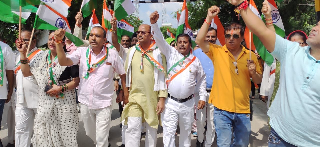 कांग्रेस कार्यकर्ताओं ने हाथों में तिरंगा लेकर भारत जोड़़ो यात्रा निकाली