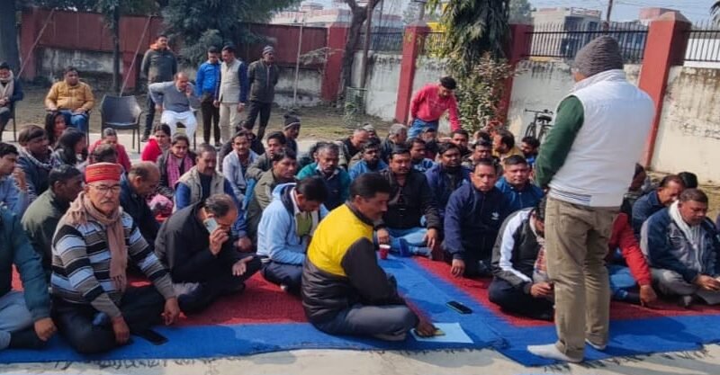 उत्तराखण्ड पेयजल निगम व उत्तराखण्ड जल सस्थान के मान्यता प्राप्त सधों का सयुक्त मंच साझा कर किया धरना प्रदर्शन