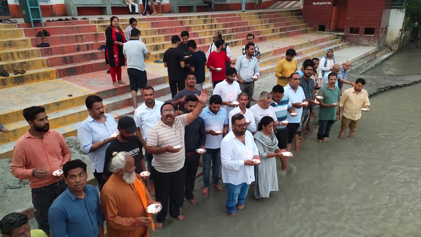 कठुआ में उत्तराखंड के शहीद हुए सैनिकों को दीपदान कर कांग्रेसियों ने दी श्रद्धांजलि