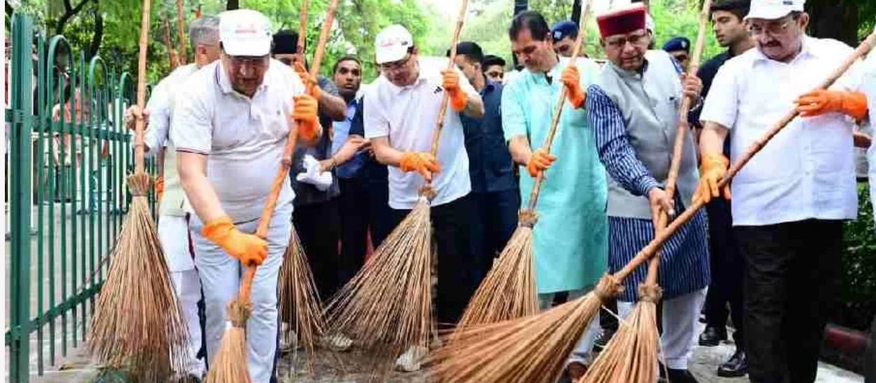 मुख्यमंत्री धामी ने विशेष स्वच्छता अभियान के अन्तर्गत ’स्वच्छता अपनाओ, बीमारी भगाओ’ कार्यक्रम में किया प्रतिभाग, झाडू लगाकर दिया स्वच्छता का संदेश
