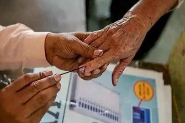 Jammu Kashmir Election: जम्मू कश्मीर में आज दूसरे चरण का मतदान, 26 सीटों पर वोटिंग जारी