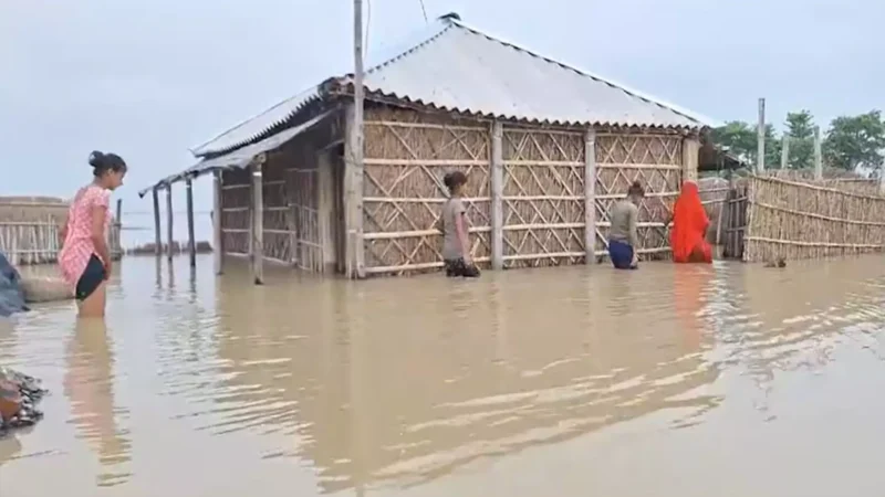 Bihar Flood News Today:  नेपाल में बारिश से बिहार में कोहराम, 24 घंटे में 7 तटबंध टूटे, 12 जिलों में बाढ़, लाखों की आबादी प्रभावित