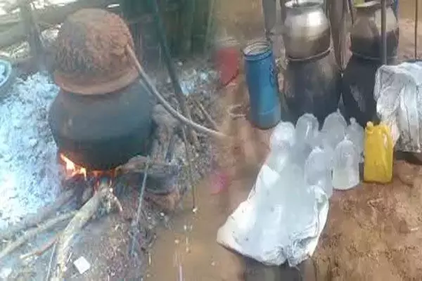 Balodabazar News: आबकारी विभाग की संयुक्त कार्रवाई, 33 हजार रुपये से अधिक मूल्य क़ा महुआ शराब व लाहन जब्त…