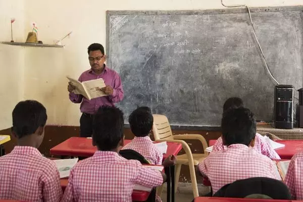 Teacher News: शिक्षकों के लिए ई-सर्विस बुक बनाने जा रहा शिक्षा विभाग, वेतन – प्रमोशन से लेकर दर्ज किये जाएंगे सेवाकाल के सभी रिकॉर्ड