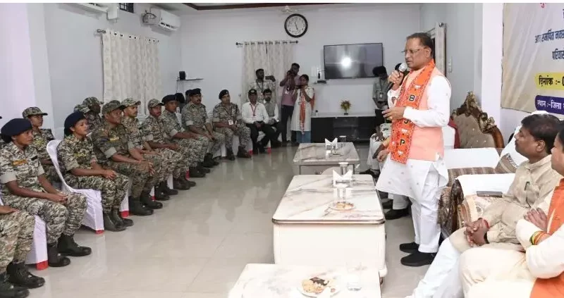 CM विष्णुदेव ने नक्सली हिंसा से पीड़ित युवाओं से किया संवाद, बोले-बस्तर अब शांति की ओर अग्रसर…