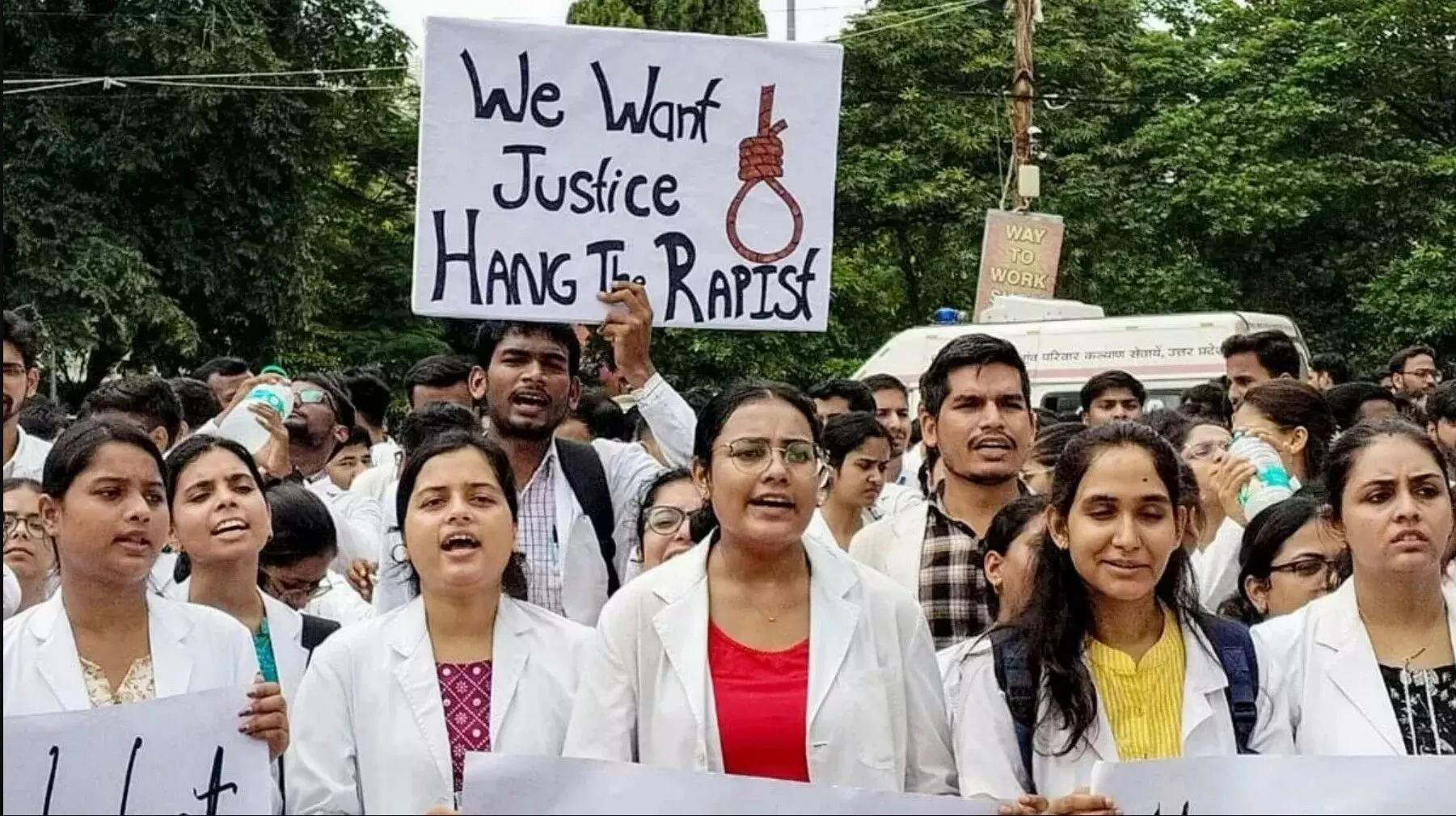 R G Kar Medical College Row: RG मेडिकल कॉलेज में नहीं थम रहा बवाल, 50 डॉक्टरों ने दिया सामूहिक इस्तीफा, जानें पूरा मामला