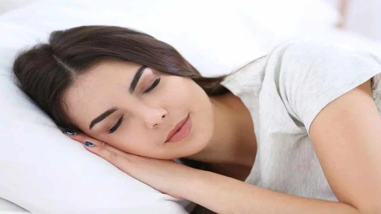 Sleeping Problems: मोबाइल के चलते कम होती नींद, कई बीमारियों की चपेट में आ रहे लोग, जानें नींद न आ रही तो तो क्या करें ?