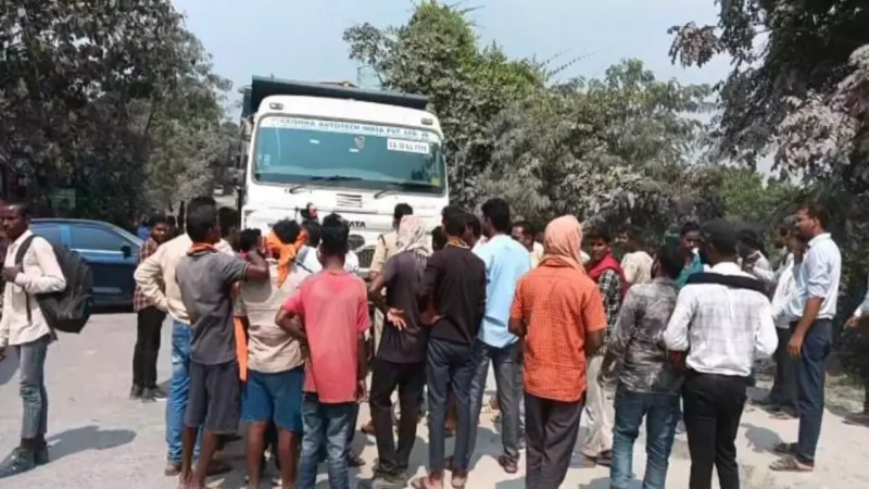 Korba: राखड़ से भरे हाईवा ने बाइक सवार को अपनी चपेट में लिया, पहिये के नीचे आया युवक, गुस्साए लोगों ने किया चक्काजाम