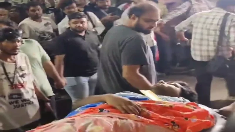 Kolkata Rape Murder Case: डॉक्टरों का आमरण अनशन जारी, जूनियर डॉक्टर की तबीयत बिगड़ी, अस्पताल में भर्ती