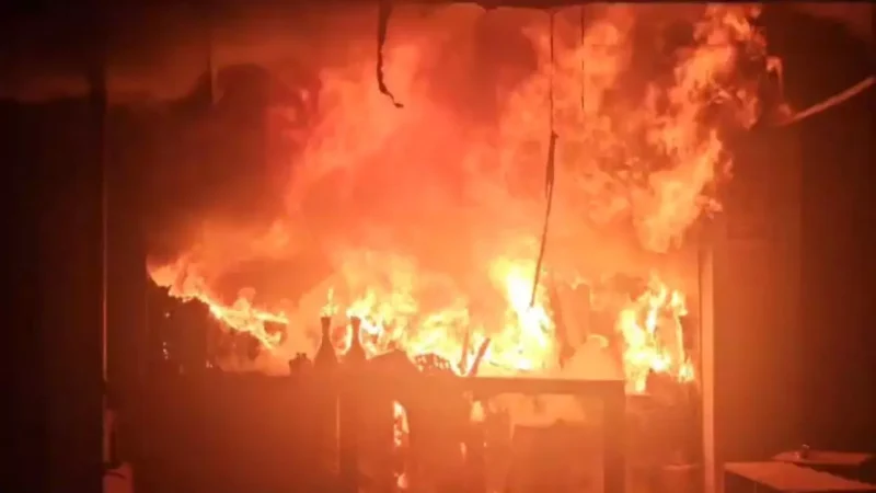 Kondagaon: गिफ्ट शॉप में लगी भीषण आग, 15 लाख रुपए से ज्यादा का माल जलकर खाक