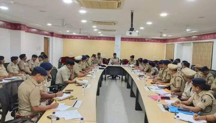 Raipur News: एसएसपी ने पुलिस अधिकारियों की ली बैठक, थाना प्रभारियों को चेतावनी, बोले- राजधानी में नहीं बिकना चाहिए नशे का सामान…