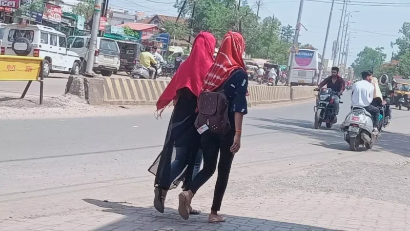 Chhattisgarh Weather: छत्तीसगढ़ में उमसभरी गर्मी से परेशान लोग, अगले 10 दिनों में गुलाबी ठंड देगी दस्तक, आज कुछ जगहों पर बारिश की संभावना