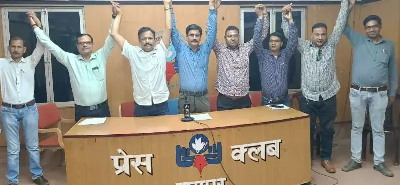 CG Teacher News: हजारों स्कूल होंगे बन्द, शिक्षक सामूहिक अवकाश लेकर सभी जिला मुख्यालय में करेंगे धरना प्रदर्शन…