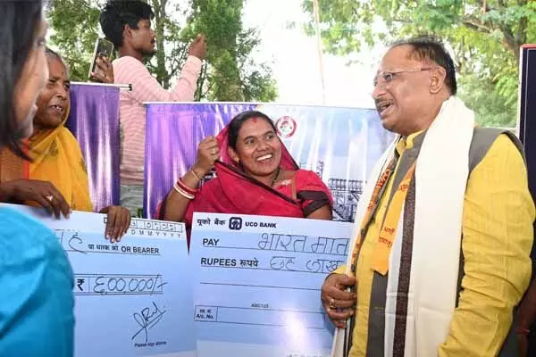Chhattisgarh News: मुख्यमंत्री ने 40 स्व सहायता समूह की महिला सदस्यों को 24 लाख का चेक प्रदान किया