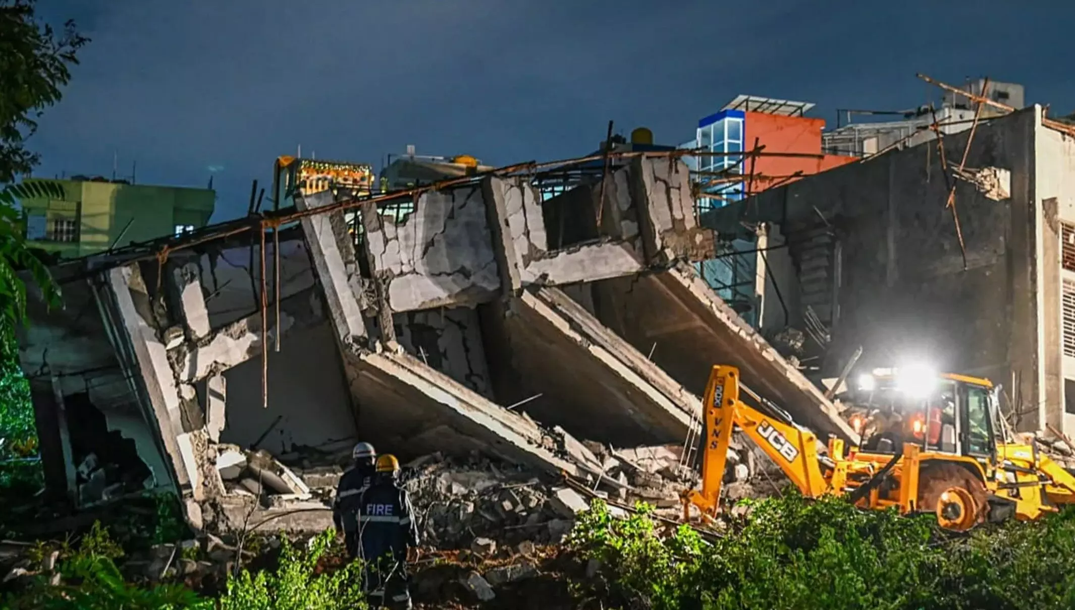 Bengaluru Building Collapsed: ताश के पत्तों की तरह बिखरी 7 स्टोरी बिल्डिंग, 5 लाेगाें की हुई मौत, कई लाेग मलबे में दबे