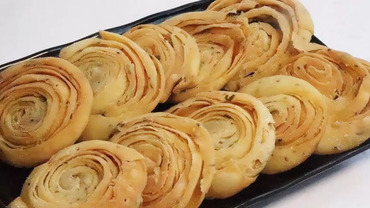 Diwali Special Paratdar Khasta Mathri Recipe: दीवाली पर बनाइए परतदार खस्ता मठरी, जितनी देखने में आकर्षक, उतनी ही खाने में मज़ेदार…