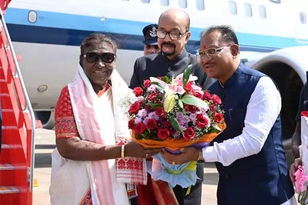 President's visit to Chhattisgarh: राष्‍ट्रपति मुर्मू पहुंची रायपुर: एयरपोर्ट पर स्‍वागत की देखें फोटो और वीडियो
