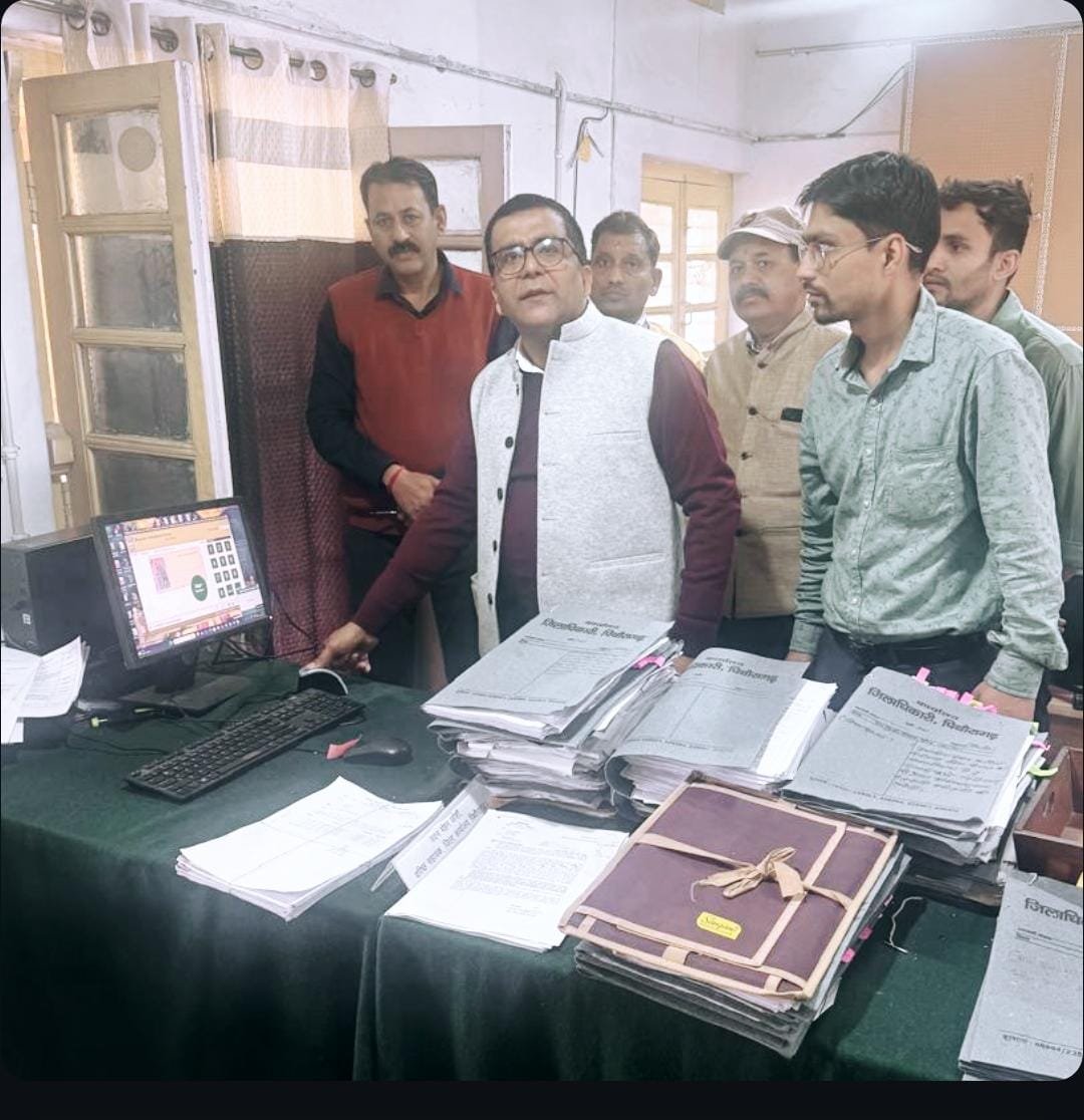 जिलाधिकारी ने कलेक्ट्रेट में अधिकारियों एवं कर्मचारियों की उपस्थिति की बायोमेट्रिक प्रणाली के माध्यम से की जांच