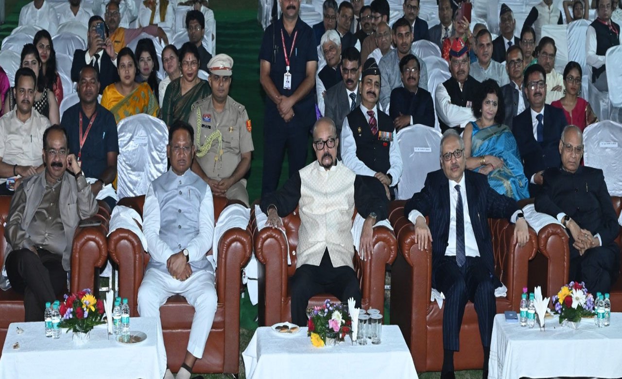CG News: राजभवन में दीपावली मिलन समारोह का हुआ आयोजन, मुख्यमंत्री सहित जनप्रतिनिधिगण व गणमान्य नागरिक रहे उपस्थित