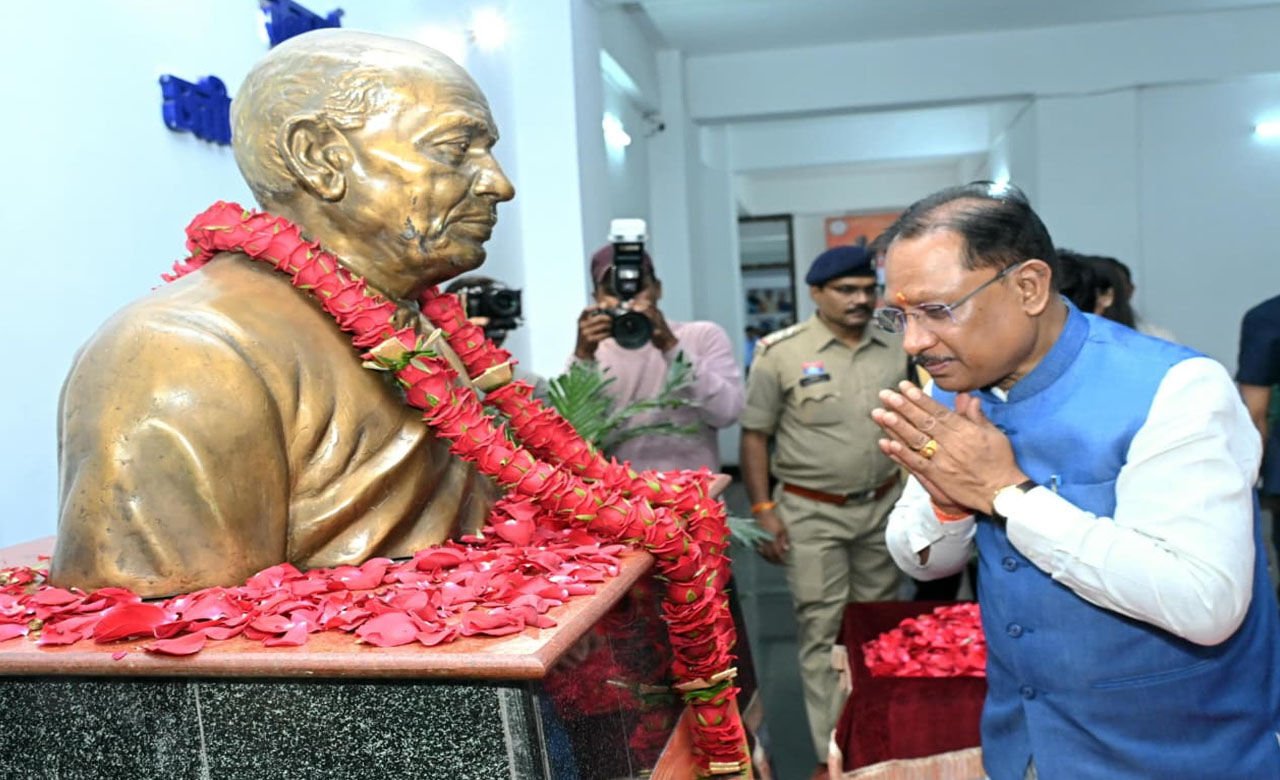 CM Vishnudeo Sai: राष्ट्रीय एकता दिवस पर मुख्यमंत्री ने सरदार पटेल की प्रतिमा पर किया माल्यार्पण, बच्चों, जनप्रतिनिधियों और आमजनों के साथ ‘एकता दौड़’ में हुए शामिल