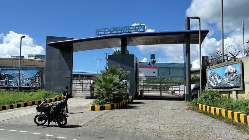 प्रधानमंत्री श्री नरेंद्र मोदी की उपस्थिति में नैनी सैनी हवाई अड्डे, पिथौरागढ़ के अधिग्रहण हेतु एमओयू पर हस्ताक्षर