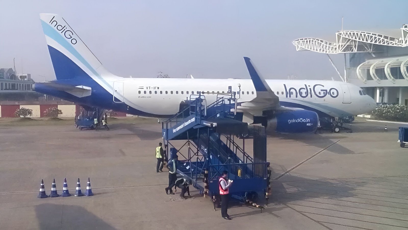Raipur Airpor  Emergency Landing: हजारों फिट की ऊंचाई पर इंडिगो फ्लाइट में यात्री की मौत, पढ़ें क्यों रायपुर एयरपोर्ट पर करानी पड़ी इमरजेंसी लैंडिंग?