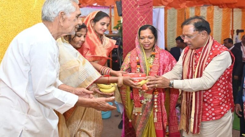 CM Vishnudeo Sai: मुख्यमंत्री विष्णुदेव साय बसना सलखण्ड में मां महालक्ष्मी पूजन कार्यक्रम में हुए शामिल, महतारी सदन बनाने की घोषणा