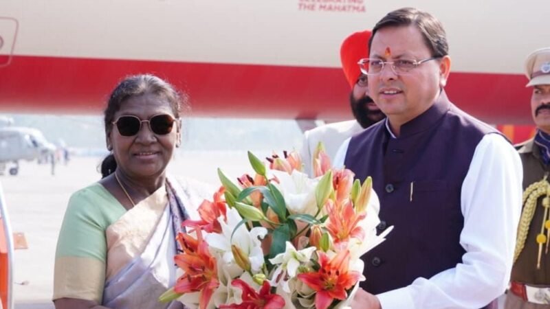 राष्ट्रपति श्रीमती मुर्मु के जौलीग्रांट एयरपोर्ट आगमन पर राज्यपाल, मुख्यमंत्री , विधानसभा अध्यक्ष श्रीमती भूषण, मंत्रीगणों, विधायकगणों और अन्य जनप्रतिनिधियों ने उनका  स्वागत एवं अभिनंदन किया