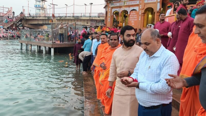 हरकी पौड़ी में 25 दीप दान एवं 25 शंखनाद के साथ कार्यक्रम का किया शुभारंभ
