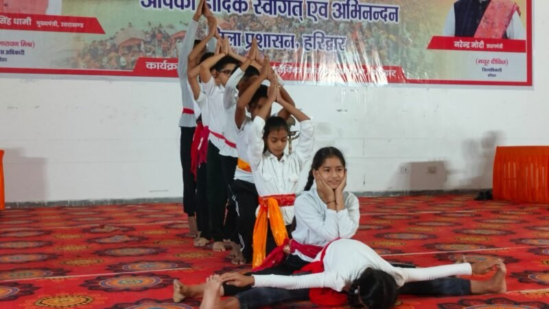 योग शिविर में पतंजलि से योग गुरु स्वामी अभिषेक देव अपने शिष्यों के साथ आए