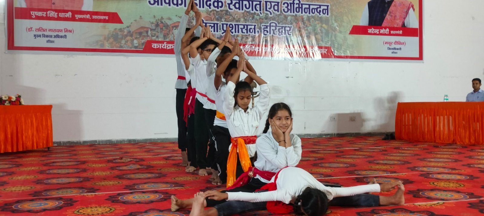 योग शिविर में पतंजलि से योग गुरु स्वामी अभिषेक देव अपने शिष्यों के साथ आए