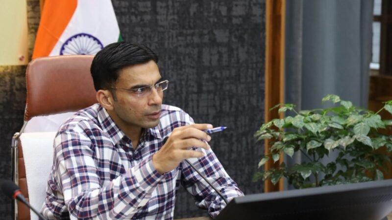 मा0 पीएम कार्यक्रम की तैयारी युद्ध स्तर पर ; डीएम ने अपनी कोर टीम संग बैठक कर दिए दिशा -निर्देश