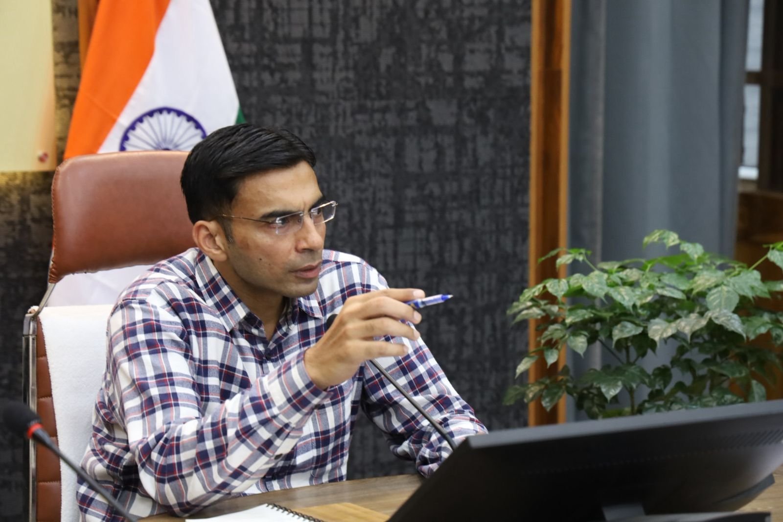 मा0 पीएम कार्यक्रम की तैयारी युद्ध स्तर पर ; डीएम ने अपनी कोर टीम संग बैठक कर दिए दिशा -निर्देश