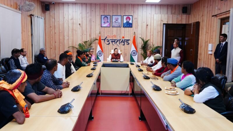 मुख्यमंत्री श्री पुष्कर सिंह धामी से चौखुटिया में स्वास्थ्य सेवाओं को सुदृढ़ करने हेतु आंदोलन कर रहे प्रतिनिधिमंडल ने भेंट की