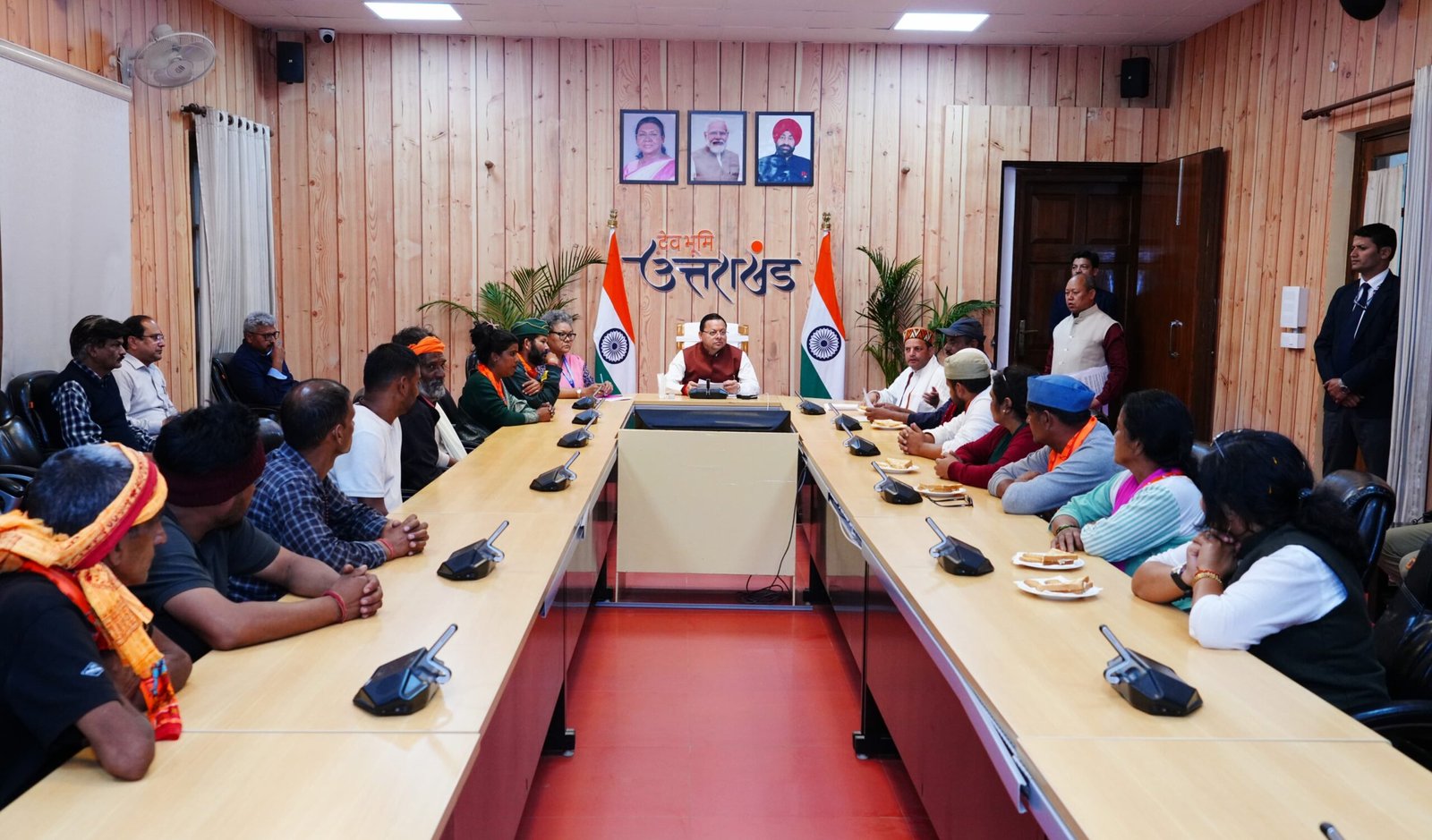 मुख्यमंत्री श्री पुष्कर सिंह धामी से चौखुटिया में स्वास्थ्य सेवाओं को सुदृढ़ करने हेतु आंदोलन कर रहे प्रतिनिधिमंडल ने भेंट की