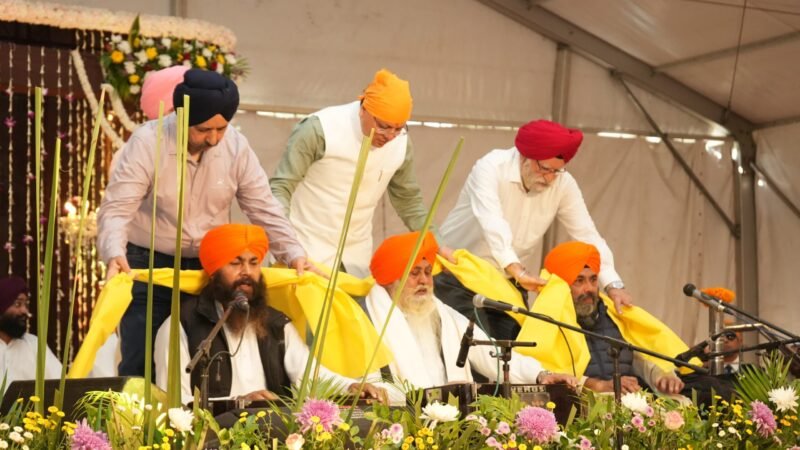 मुख्यमंत्री ने गुरुनानक जयंती एवं कार्तिक पूर्णिमा के अवसर पर गुरुद्वारा श्री गुरूसिंह सभा रेसकोर्स में मथा टेका