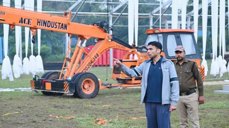मा0 प्रधानमंत्री के कार्यक्रम की तैयारियों का जायजा लेने तड़के 5:30 बजे कार्यक्रम स्थल एफआरआई पहुंचे डीएम सविन