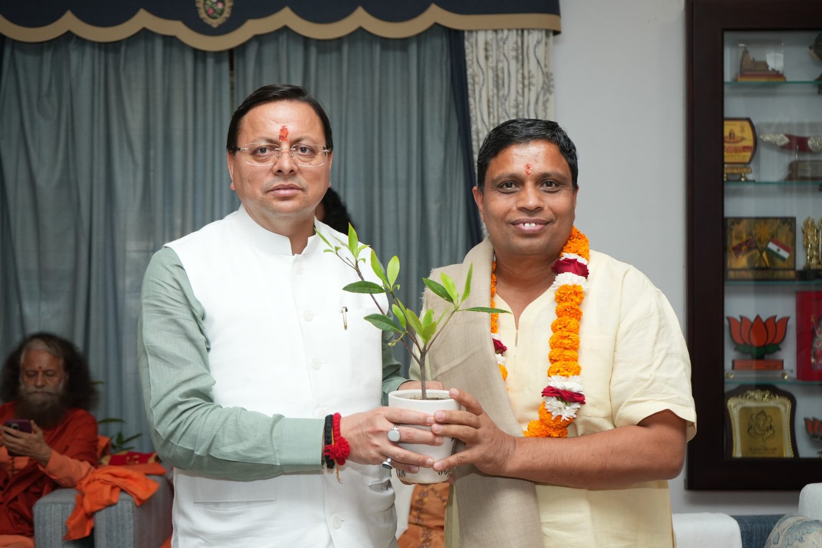 संत समाज ने मुख्यमंत्री धामी को दिया आशीर्वाद : ‘देवभूमि के धर्म-संरक्षक’ की उपाधि