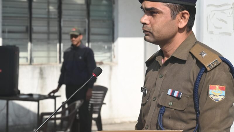 वंदे मातरम गायन के दौरान देशभक्ति के रंग में सरोबार दिखे पुलिस कर्मी