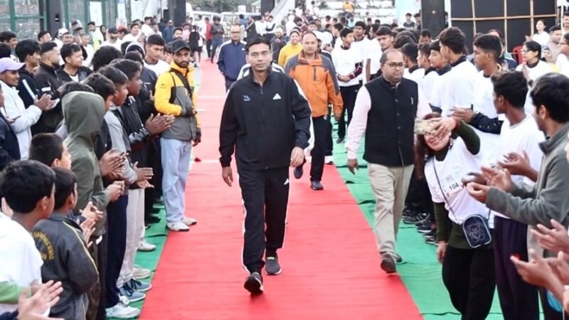 रजत जयंती समारोह के अवसर पर जिला प्रशासन देहरादून के तत्वाधान में आज दून मैराथन को जिलाधिकारी सविन बंसल ने झंडी दिखाकर रवाना किया