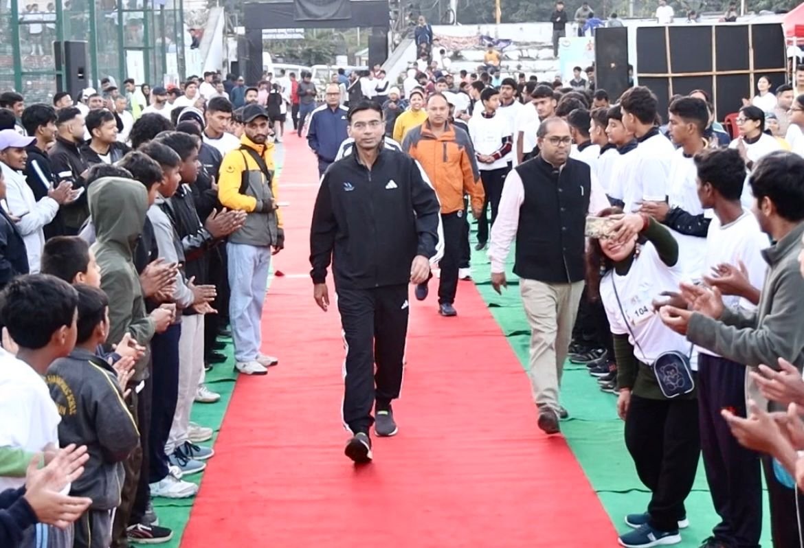 रजत जयंती समारोह के अवसर पर जिला प्रशासन देहरादून के तत्वाधान में आज दून मैराथन को जिलाधिकारी सविन बंसल ने झंडी दिखाकर रवाना किया