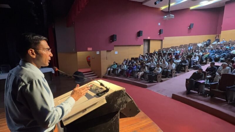 पीएम ड्यूटी में तैनात अधिकारियों को डीएम ने समझाए दायित्व; ड्यूटी में भूल-चूक के लिए कोई स्थान नही