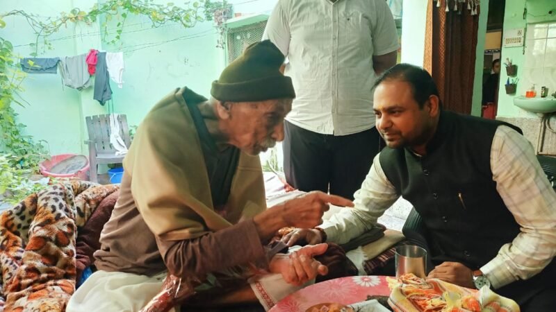 वृद्ध पेंशनर श्री ओम प्रकाश शर्मा जी (आयु 100 वर्ष) को उत्तराखण्ड राज्य स्थापना की रजत जयंती वर्ष 2025 के  उपलक्ष्य में उनका सम्मान एवं अभिवादन किया गया