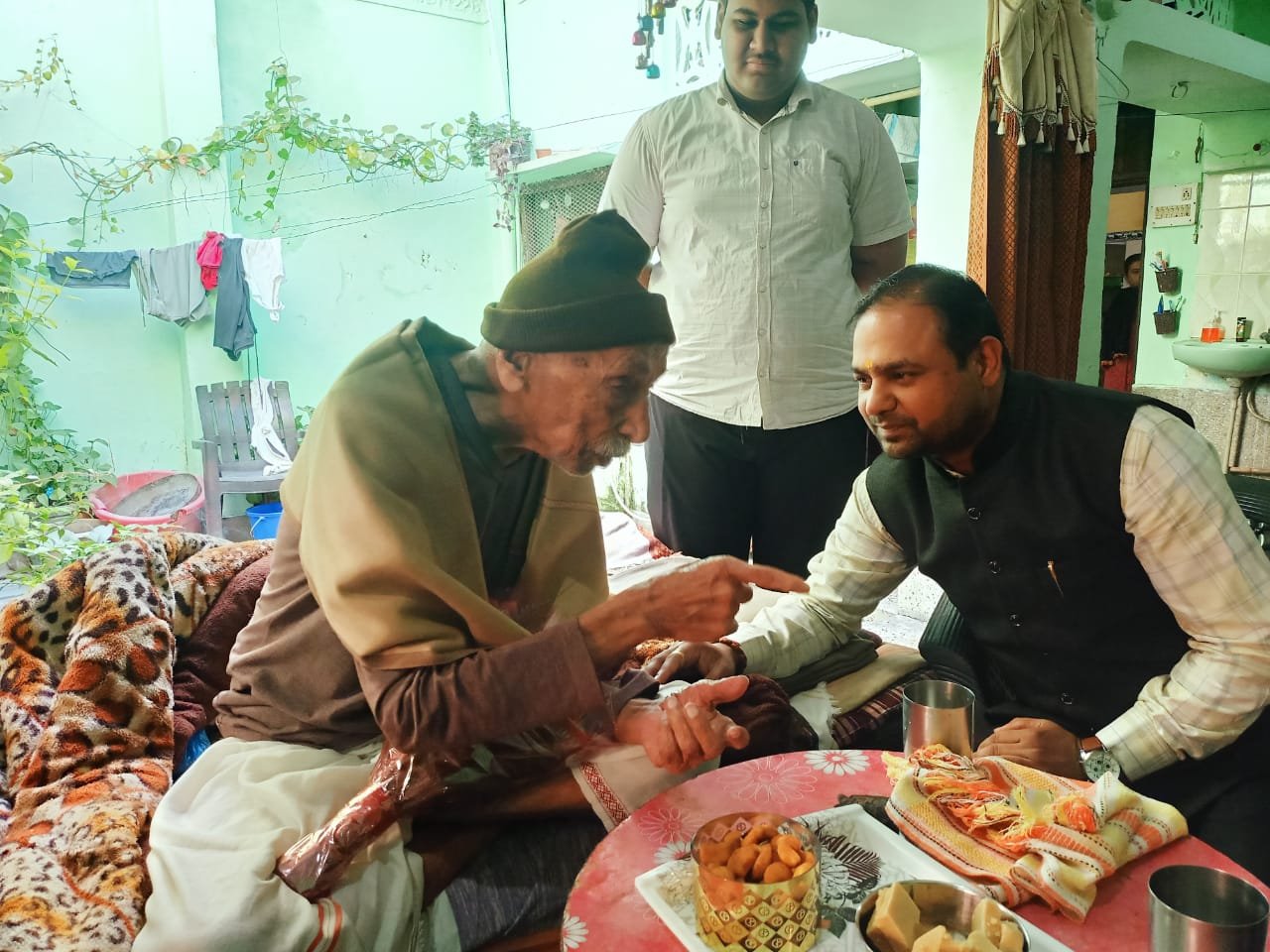 वृद्ध पेंशनर श्री ओम प्रकाश शर्मा जी (आयु 100 वर्ष) को उत्तराखण्ड राज्य स्थापना की रजत जयंती वर्ष 2025 के  उपलक्ष्य में उनका सम्मान एवं अभिवादन किया गया