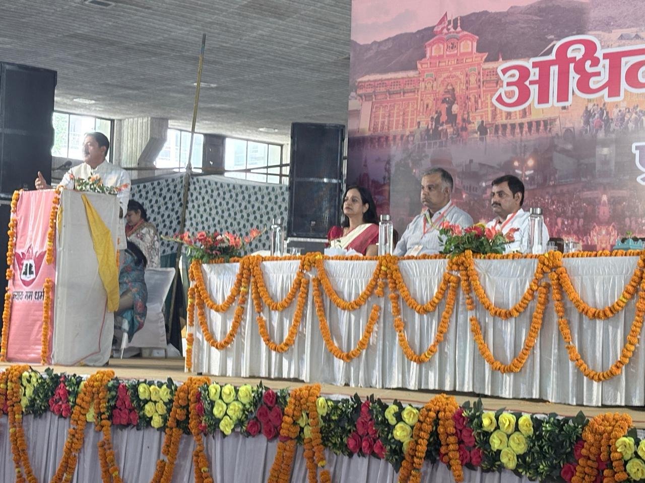 पूर्व जस्टिस वीबी शर्मा ने उत्तराखंड अधिवक्ता परिषद देवभूमि की प्रदेश स्तरीय दो दिवसीय बैठक में संबोधन किया