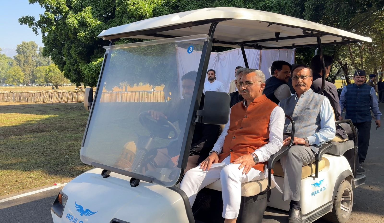 जिला प्रशासन के शटल वाहन; गोल्पकार्ट रहे आगंतुकों की सेवा में तत्पर 