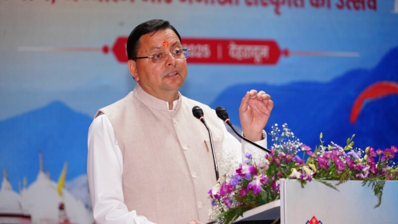 मुख्यमंत्री ने फोटो प्रदर्शनी प्रतियोगिता के विजेताओं को पुरस्कार प्रदान कर उन्हें सम्मानित किया