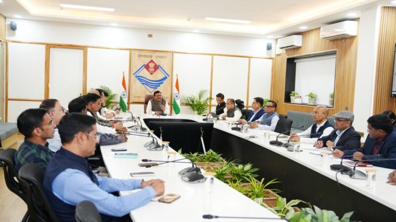 मुख्य सचिव आनंद बर्धन की अध्यक्षता में सचिव समन्वय तथा जनपद से संबंधित मुद्दों के समाधान की समीक्षा बैठक आयोजित की गई